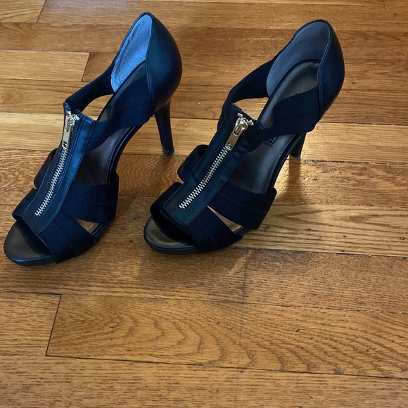 Black Moda Spana heels with gold zipper front. Size 8.5. Worn for one wedding. - Picture 4 of 8